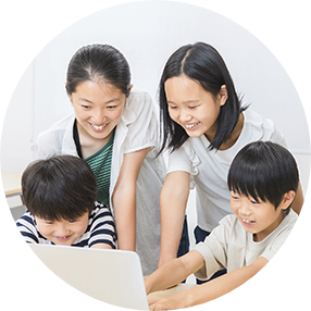 PCを見る子供たち
