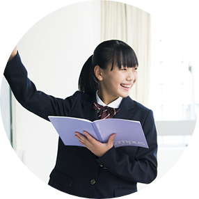 ノートを持つ女子生徒